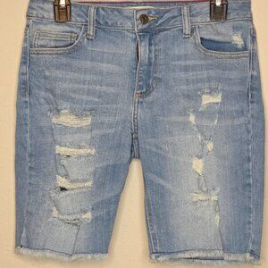 Beautiful pre-owned Cello women's jean shorts, size large.